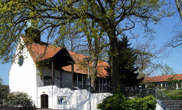 Außenansicht von St. Christophorus mit Blick auf den Eingangsbereich