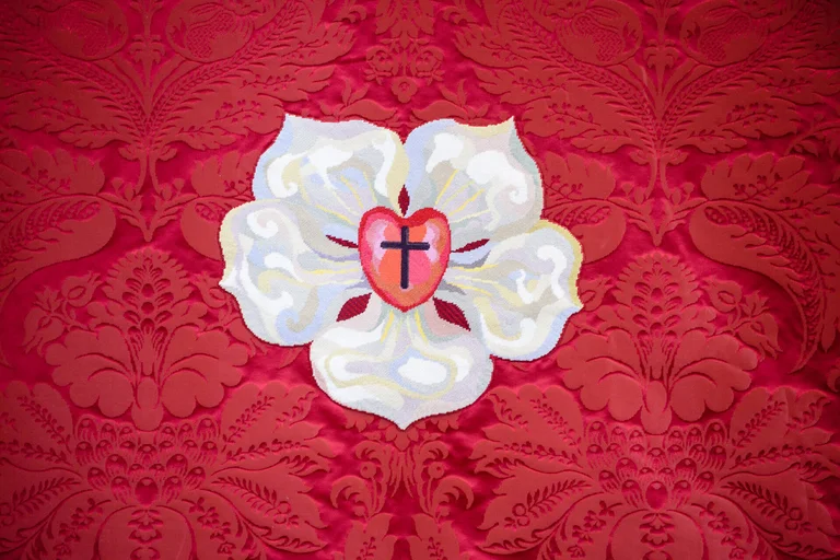 Luherrose auf rotem Stoff