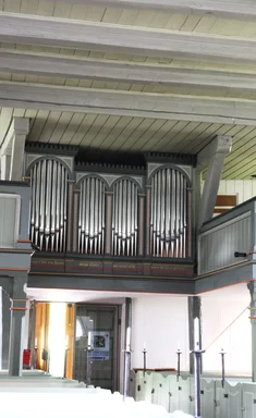 Blick aus dem Kirchraum auf die Empore mit Orgel in St. Laurentius Ziethen