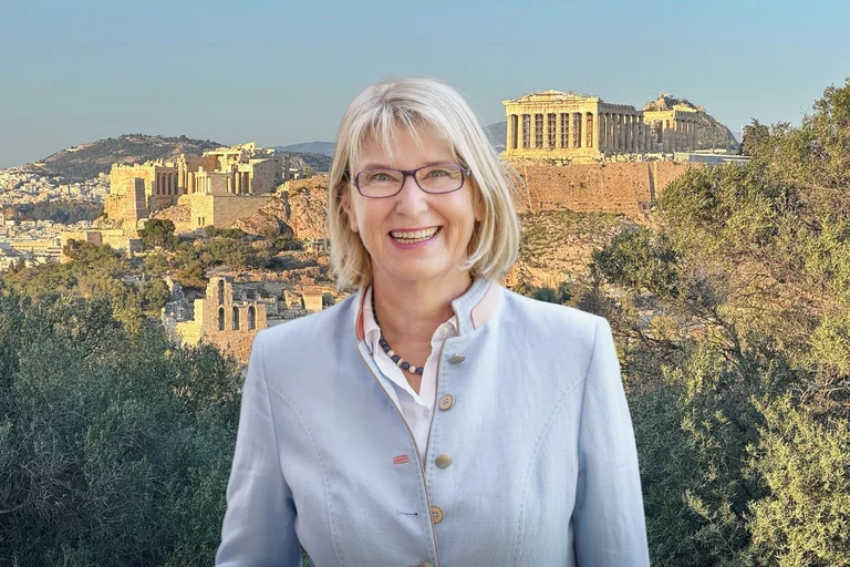 Fotomontage: Eine Frau vor der griechischen Akropolis
