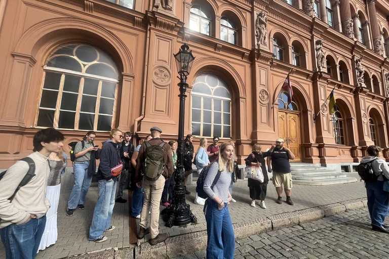Viele junge Menschen vor einem großen Gebäude