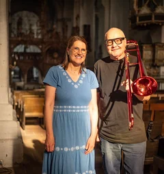 Zwei Personen in einer Kirche