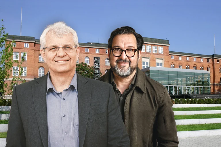 Zwei Menschen vor einem Gebäude