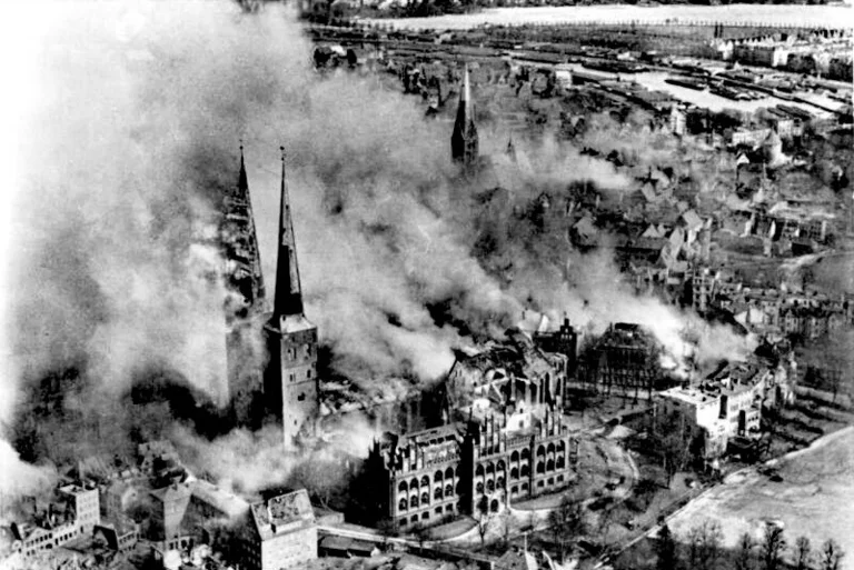Historisches Bild brennender Kirchtürme in Lübeck im Zweiten Weltkrieg. 