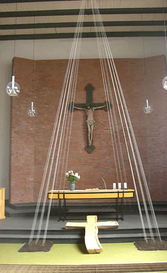 Blick auf den Altar und das Kreuz in St. Johannes