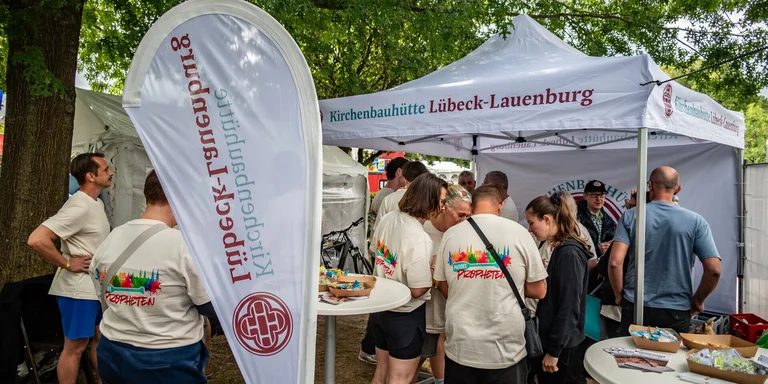 Der Stand der Kirchenbauhütte auf dem Drachenbootrennen