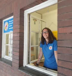 Eine Frau am Fenster