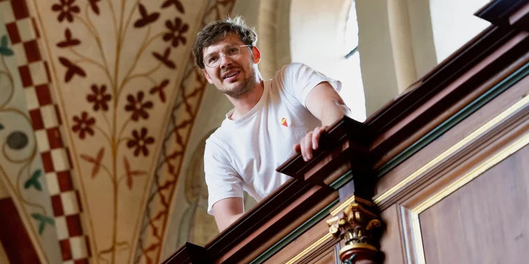 Ein Mann in einer Kirche