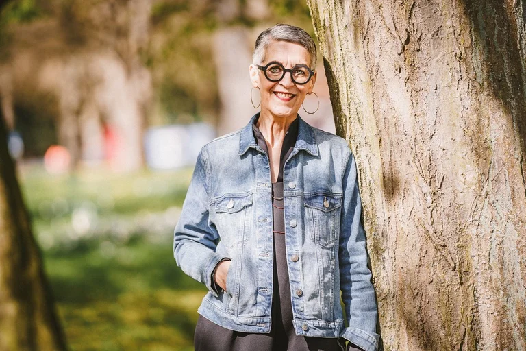 Eine Frau schaut in die Kamera