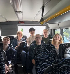 Junge Menschen im Bus