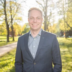 Ein Mann lächelt in die Kamera 