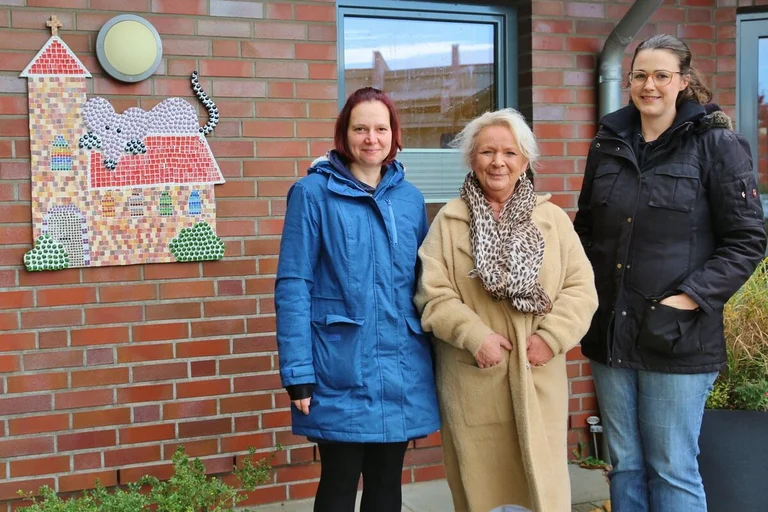 Menschen vor einem Gebäude