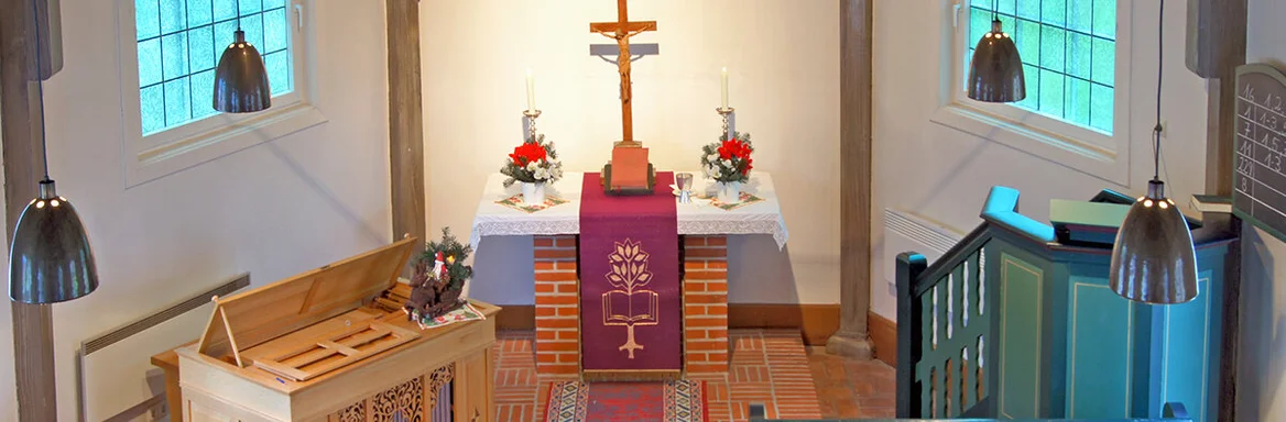 Der Altarraum der St.-Jacob-Kapelle in Basedow von der Empore aus gesehen