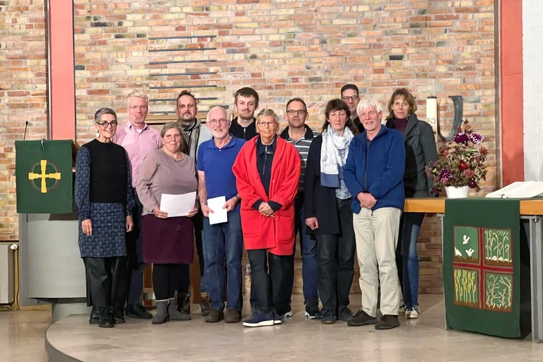 Eine Gruppe von menschen posiert in einer Kirche. 
