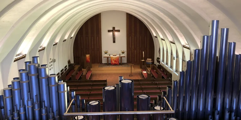 Blick von der Orgelempore auf den Altar