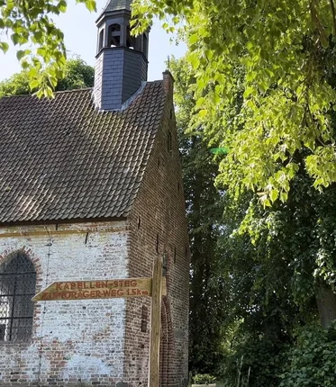 Eine Kapelle umgeben von Bäumen