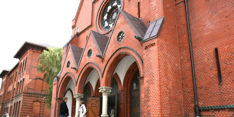 Der Eingang der St.-Matthäi-Kirche