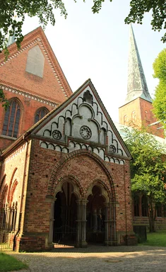 Blick auf den Eingang mit der Paradies-Vorhalle