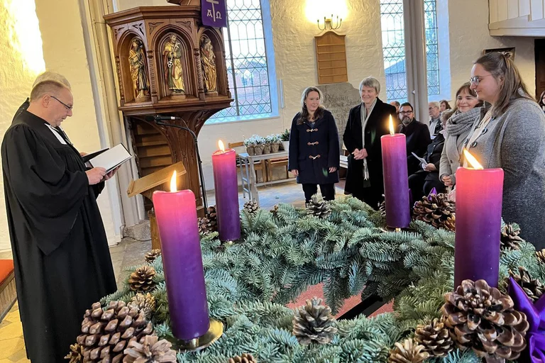 Personen in einer Kirche