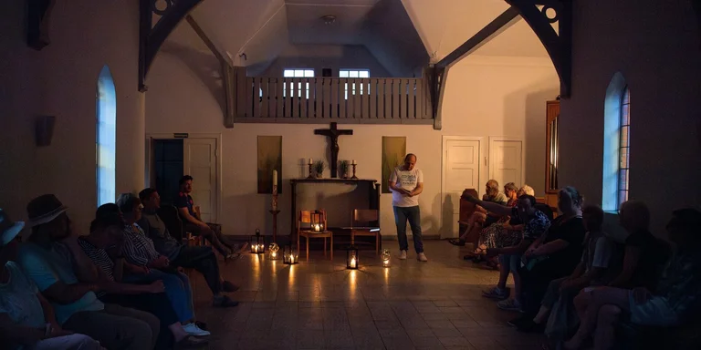 Blick in eine mit Kerzen erleuchtete Kapelle