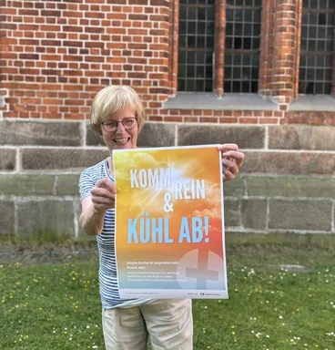 Mensch zeigt ein Plakat