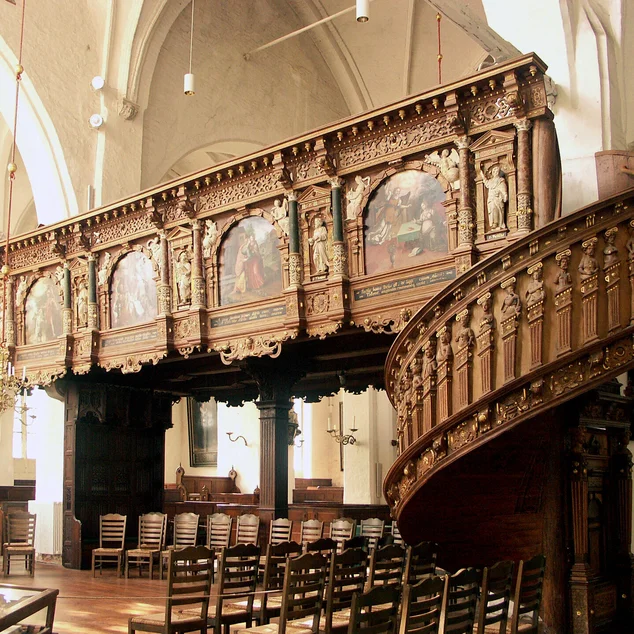 Blick auf den reich verzierten Singechor und dessen Aufgang in St. Aegidien