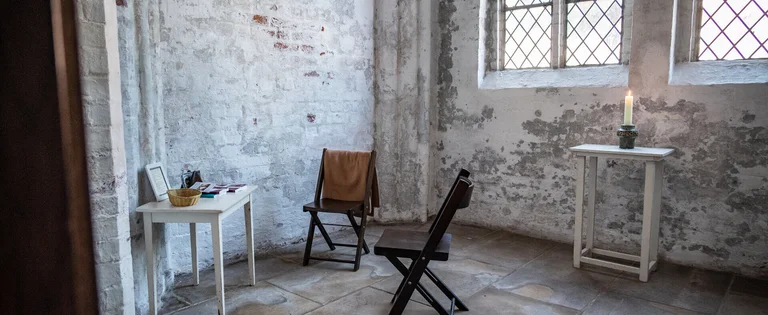 Seelsorge-Kapelle St. Marien mit zwei Stühlen und einem kleinen Tisch