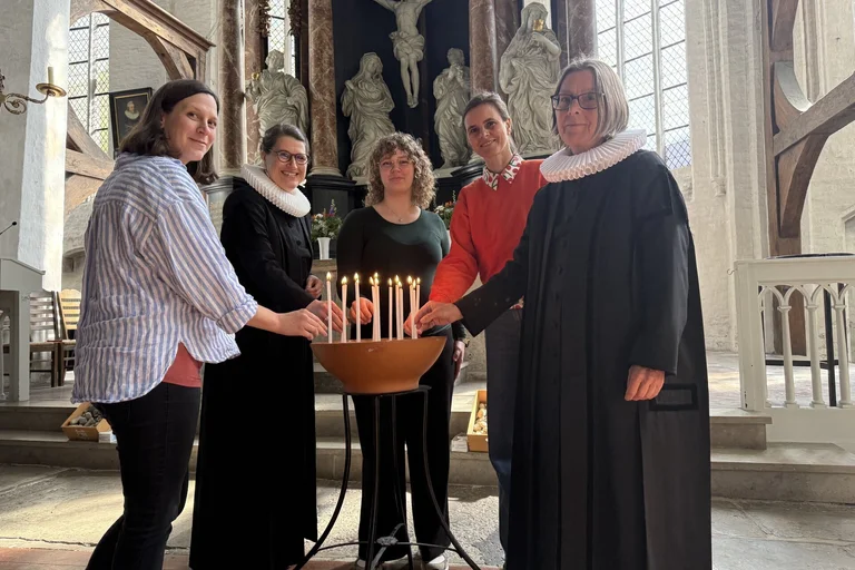 Menschen den in einer Kirche