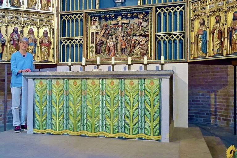 Eine Frau in einer Kirche