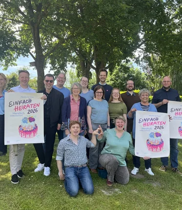 Gruppenfoto im freien mit vielen fröhlichen Menschen