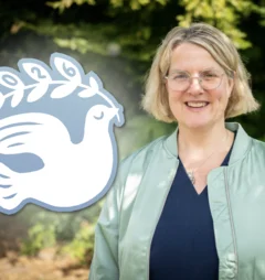 Eine Frau mit einer virtuellen Friedenstaube