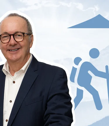 Ein Mann lächelt in die Kamera