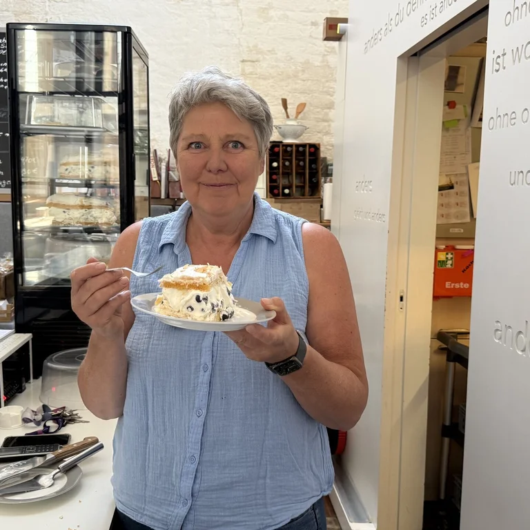 Eine Frau mit einer Torte