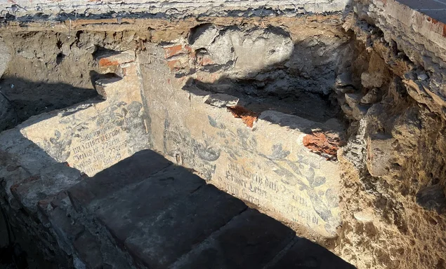 Blick in eine historische Gruft mit Wandinschriten.