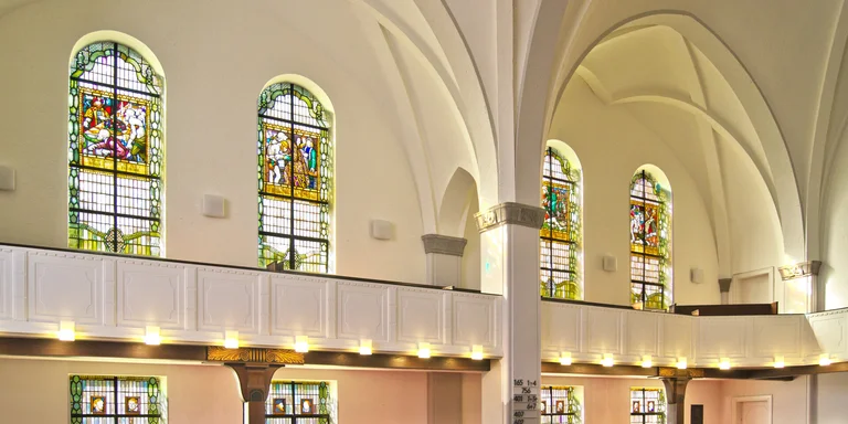 Blick vom Altar aus auf die Südempore in St. Gertrud