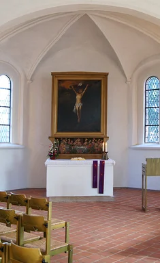 Blick durch den Innenraum auf den Altar der St-Jürgen-Kapelle