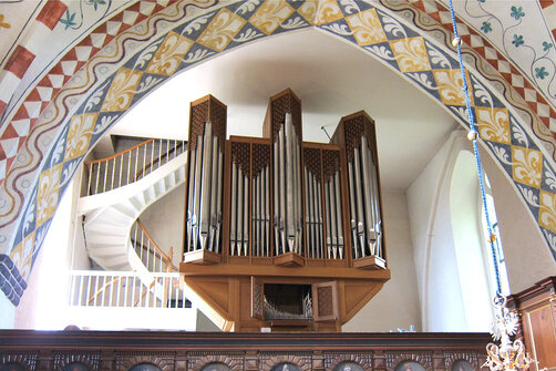 Eine Orgel auf einer Empore