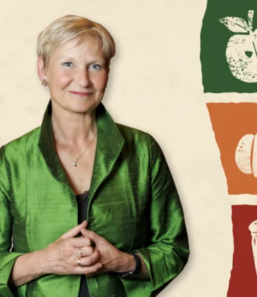 Eine Frau schaut in die Kamera