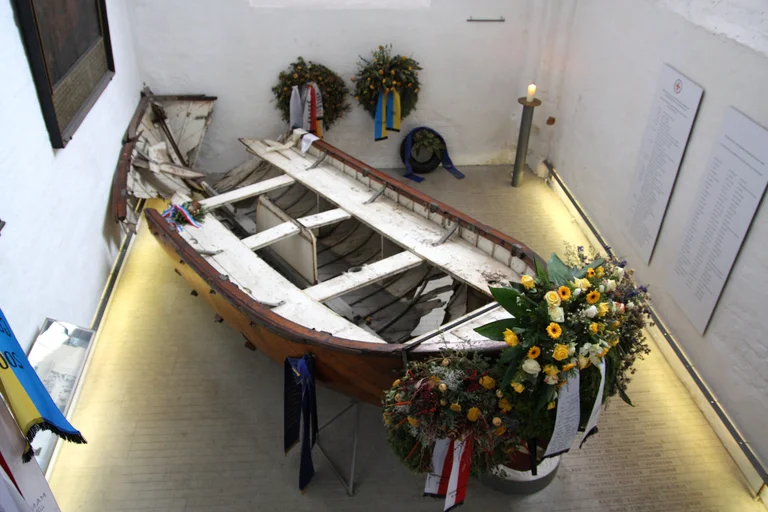 Blick auf das Rettungsboot der Pamir mit Gedenkkränzen