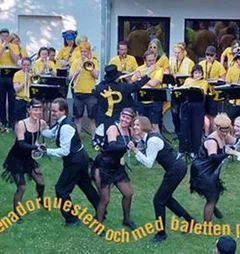 Promenadorquestern och med Baletten Paletten aus Schweden mit Tänzer:innen und Big Band