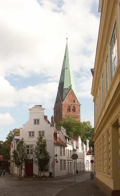 Der Turm der St.-Aegidien-Kirche ragt über die Lübecker Dächer - Im Vordergrund gabeln sich zwei Straßen