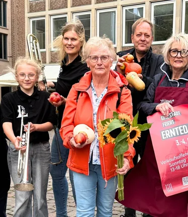 Eine Gruppe von Menschen mit reichlich Obst und Gemüse in den Händen