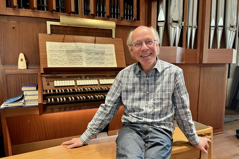 NOrbert Drechsler an der Orgel in St. Johannes Kücknitz