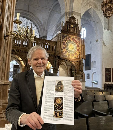 Ein Mann in einer Kirche 