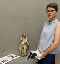 Frau vor Christusgruppe