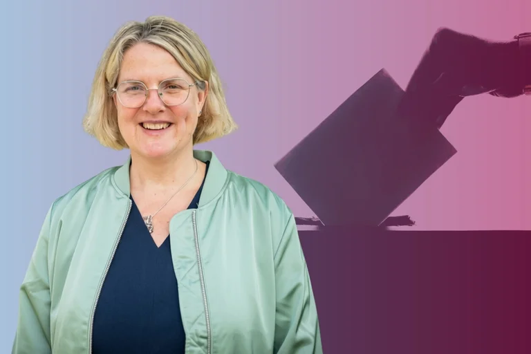 Eine Frau vor einer Wahlurne