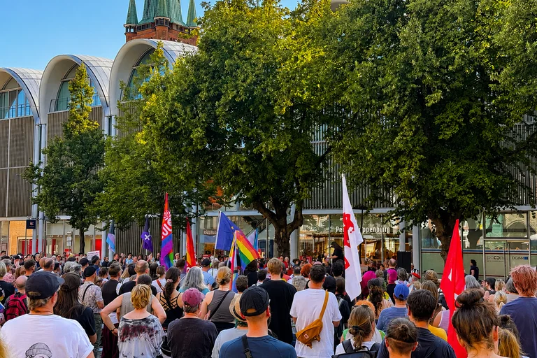 Mahnwache zum Anschlag auf CSD Berlin