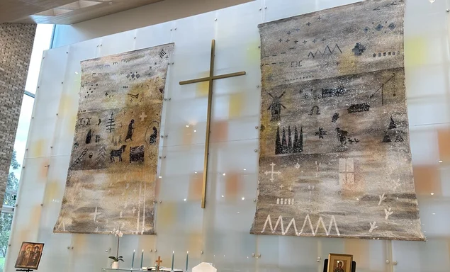 Zwei Wandteppiche mit einem Kreuz in der Mitte