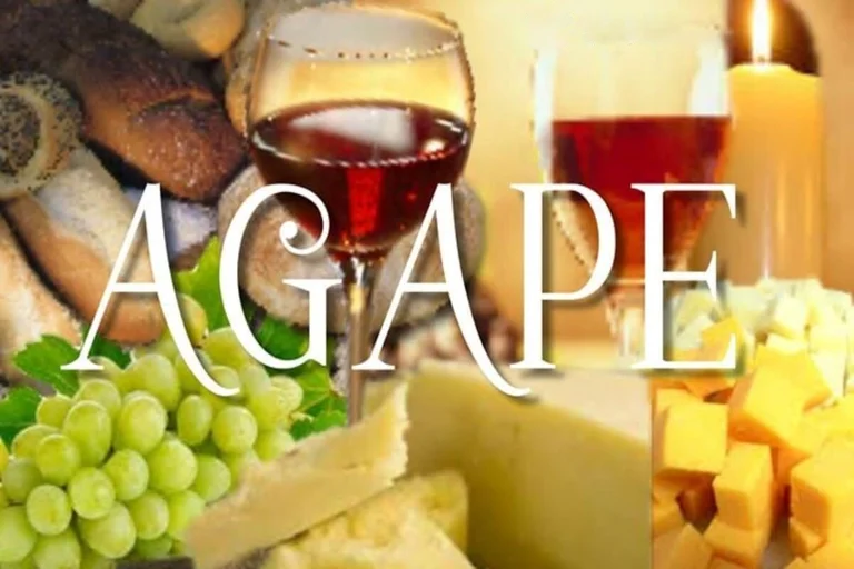 Trauben, Käse und Weingläser