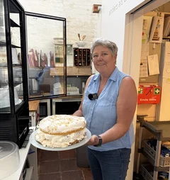Eine Frau mit einer Torte
